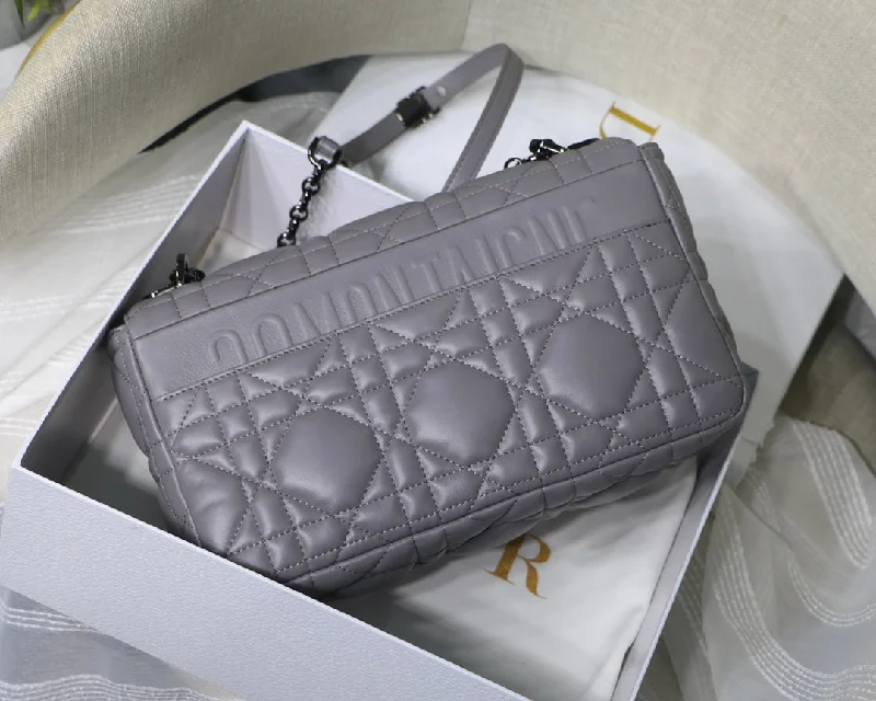 Christian Dior handbags with a detachable mirror for on - the - go touch - upsWF - Dior Bag - 579